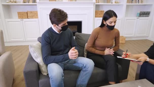 Para odwiedzających psychologa w masce twarzy — Wideo stockowe