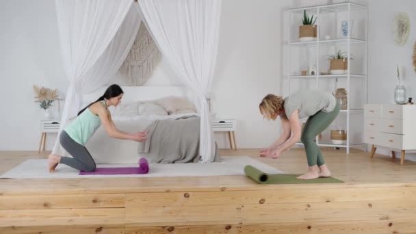 Žena a soukromá jóga trenér připravuje pro cvičení uvnitř — Stock video
