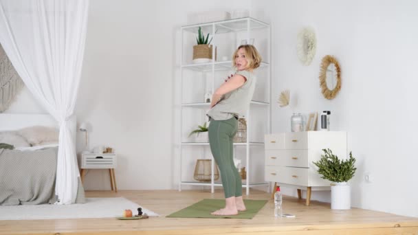 Vrouwelijke yoga trainer demonstreert asana voor haar volgelingen — Stockvideo