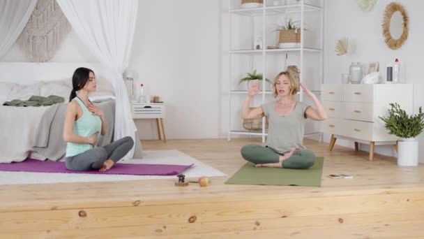 Entspannte Frau übt Atemübungen mit Yogalehrer — Stockvideo