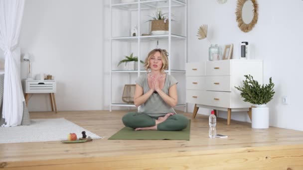 Instructor profesional que motiva a los estudiantes durante la formación de yoga en línea — Vídeos de Stock