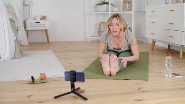 Female professional trainer teaching yoga trough nternet — Stok Video