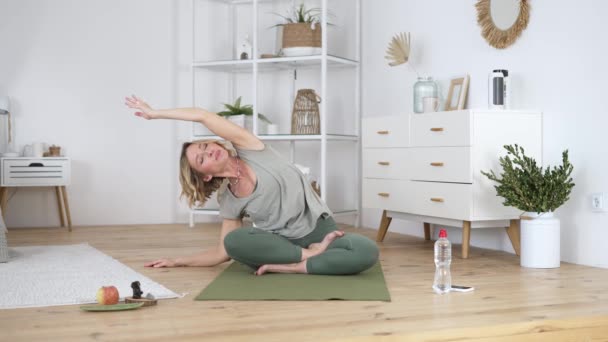 Kvinnlig yogatränare streaming online lektion — Stockvideo