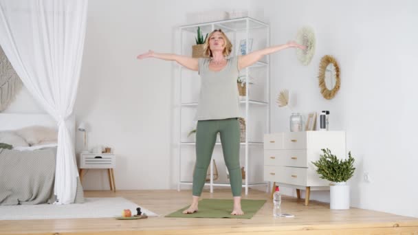 Инструктор по йоге показывает упражнения на растяжку онлайн — стоковое видео