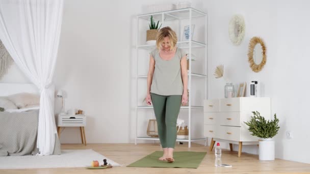 Yoga trainer si prepara per la lezione di yoga online — Video Stock