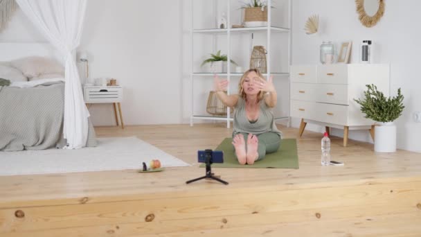 Insegnante di yoga professionale online a casa — Video Stock