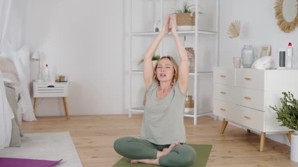 Jeune femme faisant des exercices de yoga avec instructrice à la maison — Video