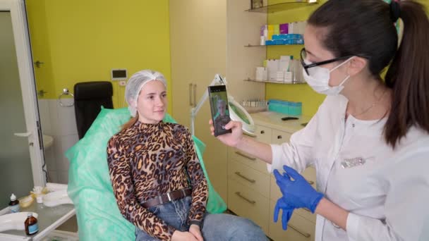 美容院注射肉毒杆菌前，美容师为有皱纹病人的额头拍照 — 图库视频影像