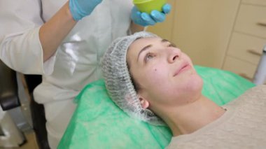 Güzellik kliniğinde meyve asidi alan genç bir kadın.