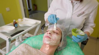 Klinikte profesyonel cilt bakımı gören kadın