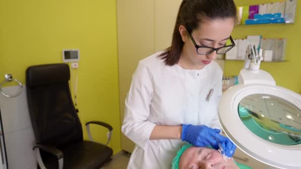 Kosmetolog podstupující injekci během biorevitalizačního zákroku pro seniory — Stock video