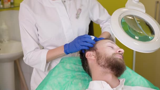 Médico preparando hombre paciente cabeza y cabello para el tratamiento de mesoterapia — Vídeo de stock