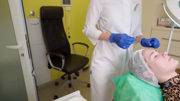 Vrouw die xeomine injecteert tijdens een bezoek aan schoonheidsspecialiste in een kosmetologische kliniek — Stockvideo