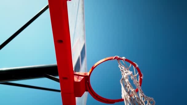 Basketballkorb aus nächster Nähe im Freien. Blauer Himmel auf dem Hintergrund — Stockvideo