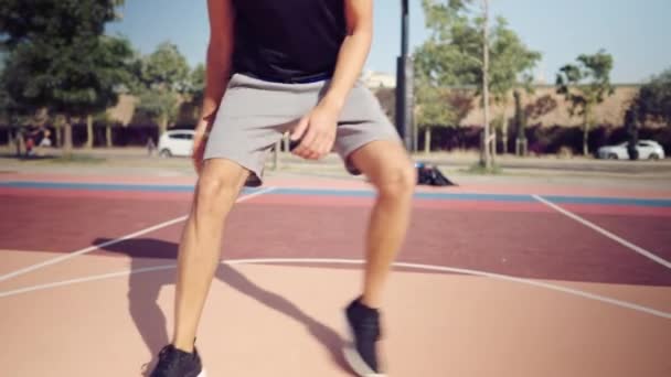 Joueur de basket-ball masculin adulte dribble la balle sur le terrain de jeu de basket-ball — Video