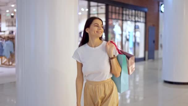 Mujer feliz disfrutando de compras en el centro comercial con diferentes tiendas — Vídeos de Stock