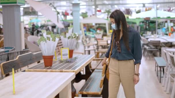 Giovane donna europea che indossa maschera protettiva viso test tavolo in legno con panche — Video Stock