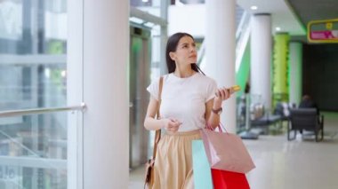 Mağaza bulmak için gerçek zamanlı navigasyon uygulaması kullanan kadın