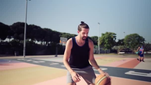 Basketbolcu sahada koşar, topu ringe atar. — Stok video