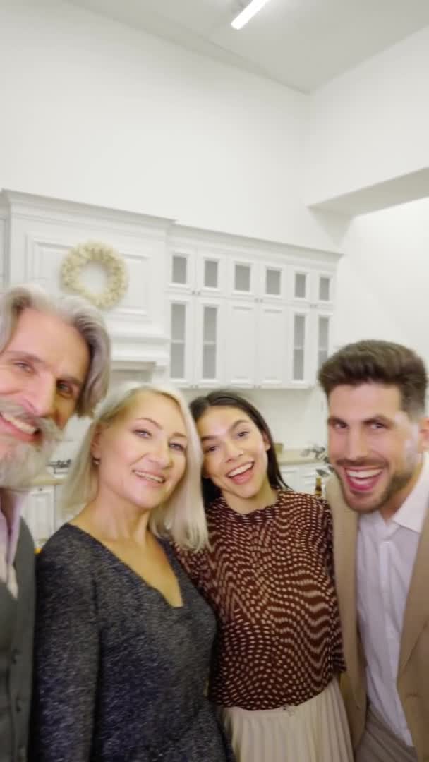 幸せな家族は家での休日のお祝い中にスマートフォンで自撮り — ストック動画