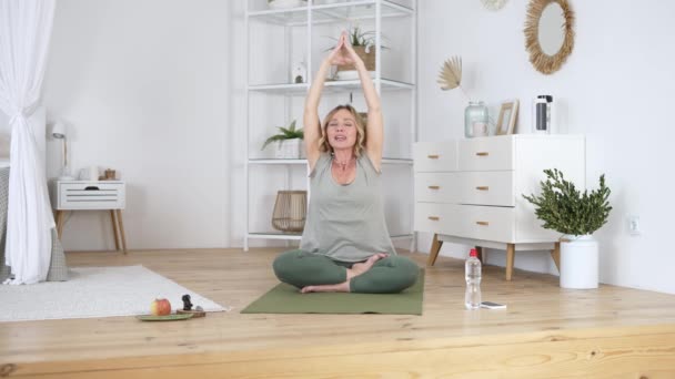 Kadın yoga eğitmeni çevrimiçi ders veriyor. — Stok video