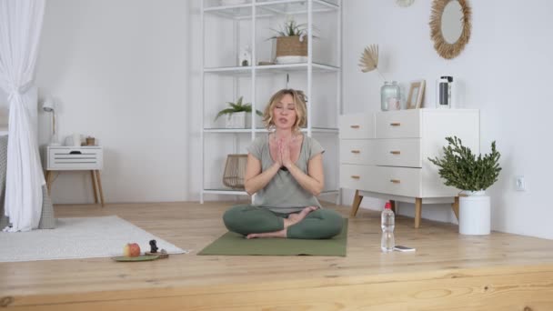 Professionele instructeur motiveert studenten tijdens online yoga training — Stockvideo