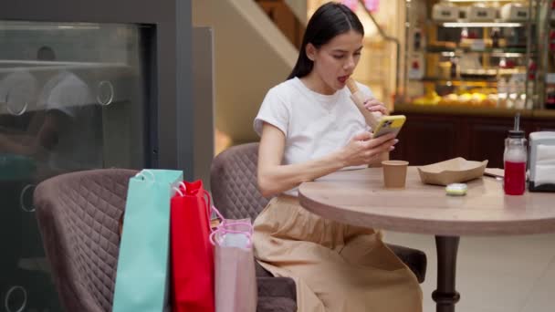 Morena mulher tendo coffee break depois de exaustivo dia de compras no shopping — Vídeo de Stock