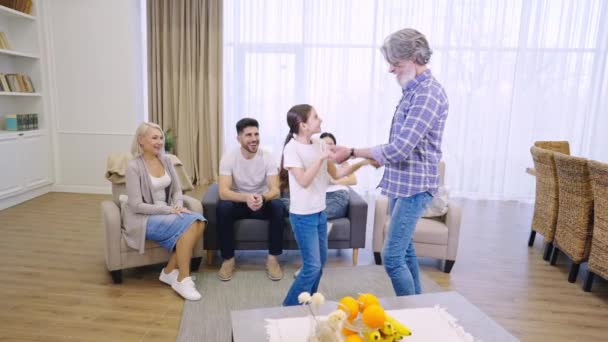 Gran familia multigeneracional bailando y divirtiéndose juntos mientras se relajan en la sala de estar en casa — Vídeo de stock