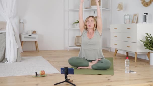 Entrenador profesional de yoga enseñando en línea en casa — Vídeos de Stock