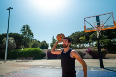 Basketbolcu topu başka bir oyuncuya atıyor. Oyunda pas ver.