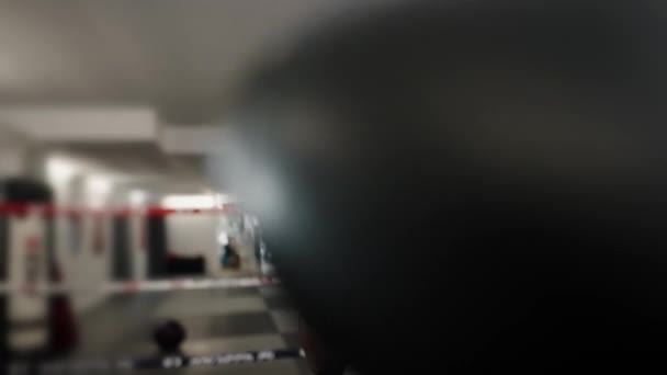 Joven atlético africano luchando en el ring en el gimnasio mientras se prepara para la batalla con el oponente — Vídeo de stock