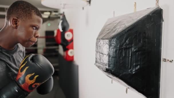 Νέοι εστιασμένοι Αφρικανός μποξέρ εξάσκηση γροθιές, ενώ η κατάρτιση στο fight club — Αρχείο Βίντεο