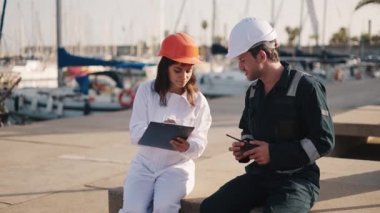 Gemi kayıt uygulamasını tamamlayan denizciler