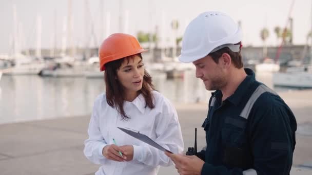 Inspektoři přístavní inspekce diskutují o stavu lodi — Stock video
