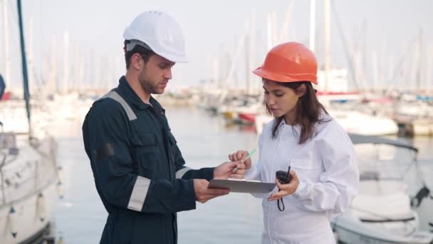 Inspectrice signant le document après l'inspection du bateau — Video