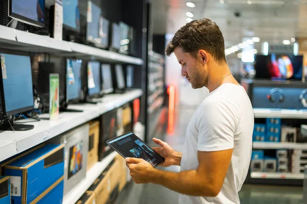 Homem escolhendo monitor na loja — Fotografia de Stock