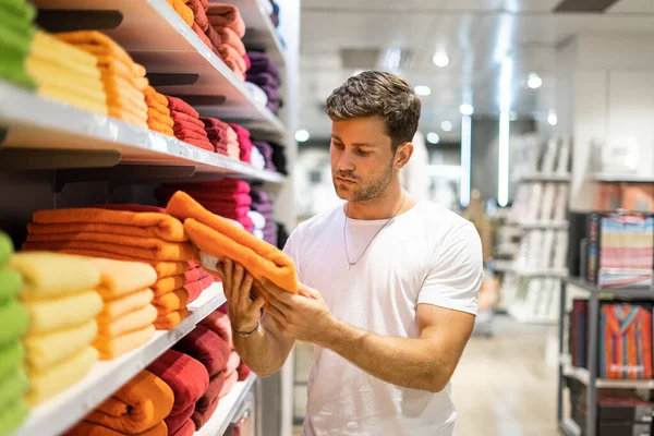 Comprador escolhendo toalha na loja — Fotografia de Stock