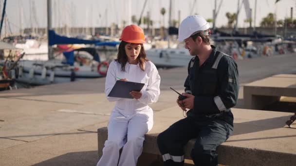 Sjöfolk som fyller i ansökan om fartygsregistrering — Stockvideo