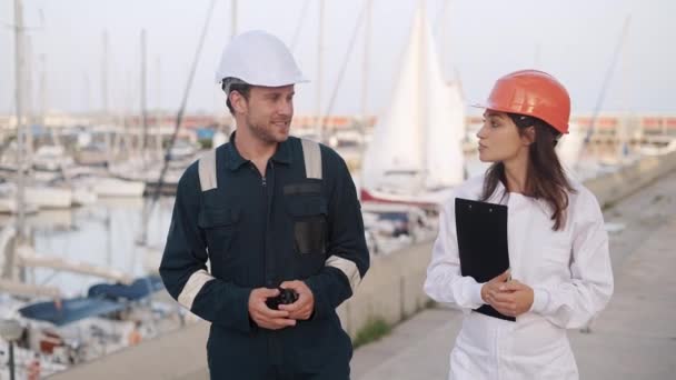 Hombre y mujer trabajadores portuarios de yates en puerto deportivo muelle — Vídeos de Stock