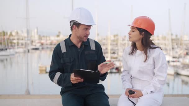 Port state control inspector briefing new employee — Stock Video