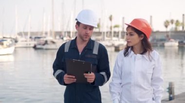 Yat limanında iş saatlerinde iletişim kuran işçiler