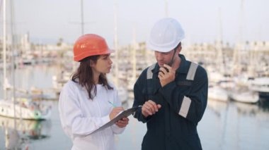 Tekne kaydı sırasında yat müfettişleri