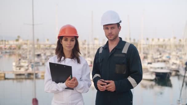 Marinai uomo e donna che lavorano insieme nello yacht club — Video Stock