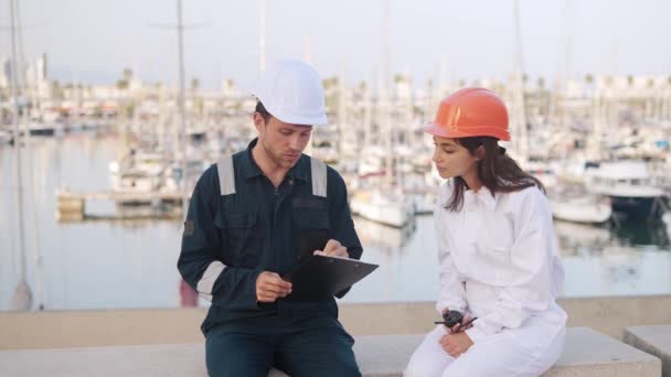 Trabalhadores portuários masculinos e femininos que trabalham na marina — Vídeo de Stock