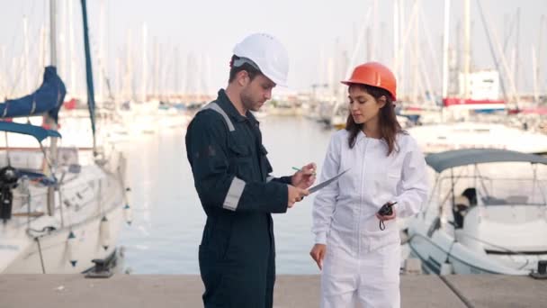 Kvinnligt sjöfolk skakar hand med hamnkontrollinspektören — Stockvideo
