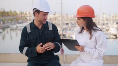 Bayan marina işçisi yeni personel brifingi veriyor.