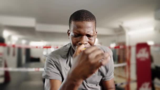 불가능은 아무것도 아니야 아프리카 선수가 고무장갑을 스튜디오에서 열심히 일하고 카메라를 — 비디오