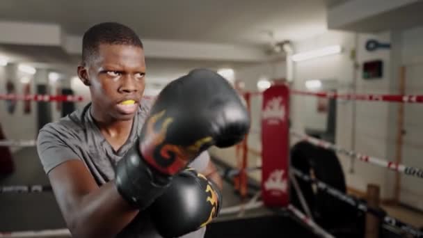 Widok Boku Zmęczony Afrykański Męski Trening Kickboxer Klubie Walki Męski — Wideo stockowe