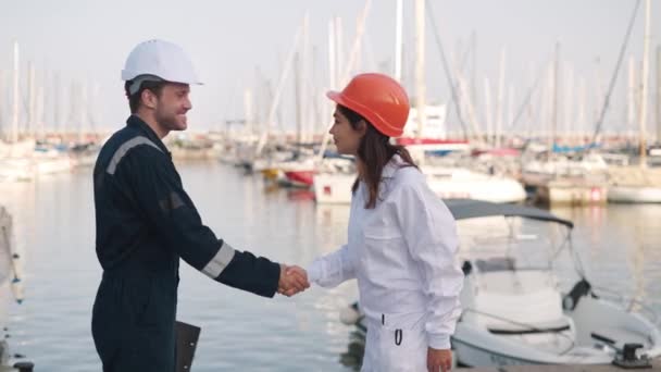 Портовый инспектор и женщина-моряк пожимают друг другу руки — стоковое видео
