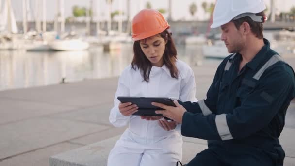 港湾国家管理のためのデジタルアプリを使用してマリーナ労働者 — ストック動画